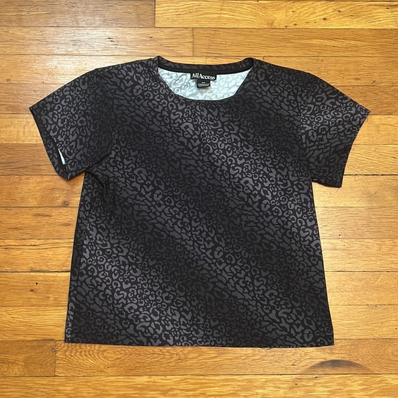 Bandier All Access Studio Stretch Crop Tee in Snow Leopard, size Small - Picture 2 of 9